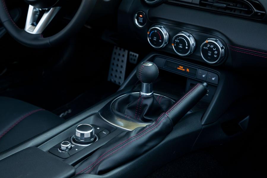 Детали интерьера Mazda MX-5 Miata (ND) 2016 года  (NA) (фото 7 из 40)